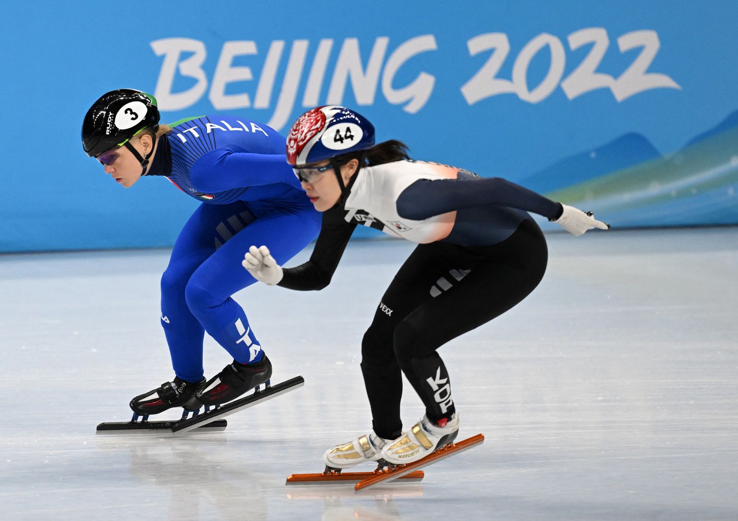 Arianna Fontana nelle fasi finali della gara 1.500 metri short track con la sudcoreana Kim A-Lang