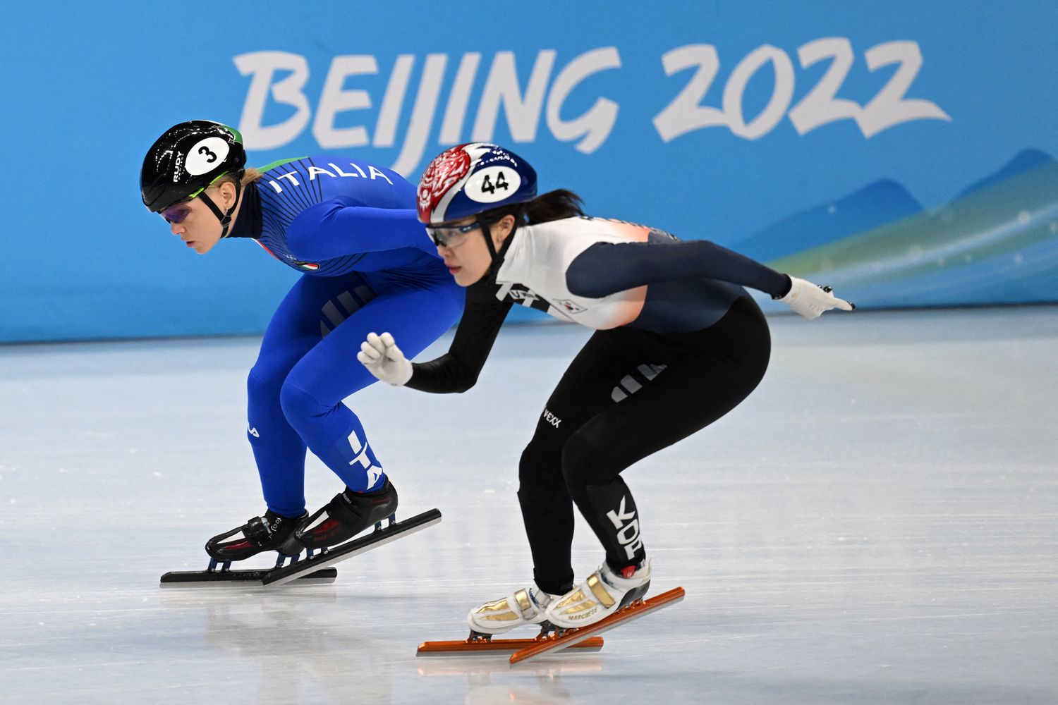 Arianna Fontana nelle fasi finali della gara 1.500 metri short track con la sudcoreana Kim A-Lang