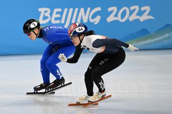 Arianna Fontana nelle fasi finali della gara 1.500 metri short track con la sudcoreana Kim A-Lang