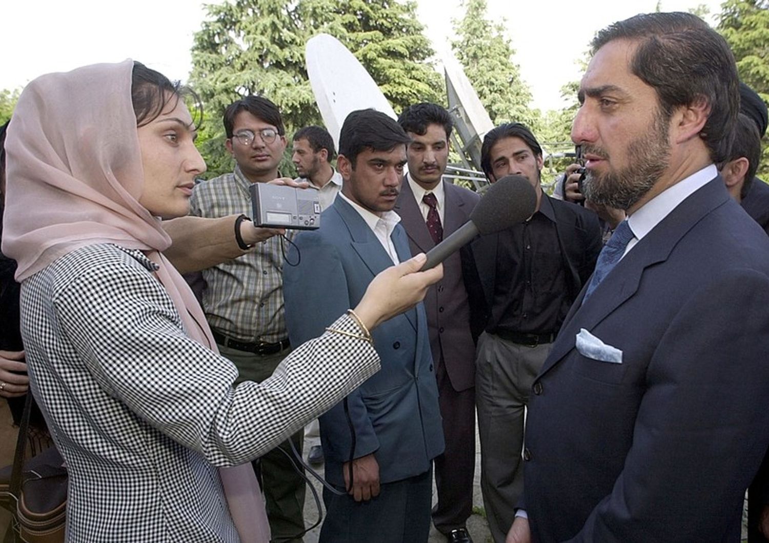 Una giornalista intervista il ministro degli Esteri afghano Abdullah Abdullah