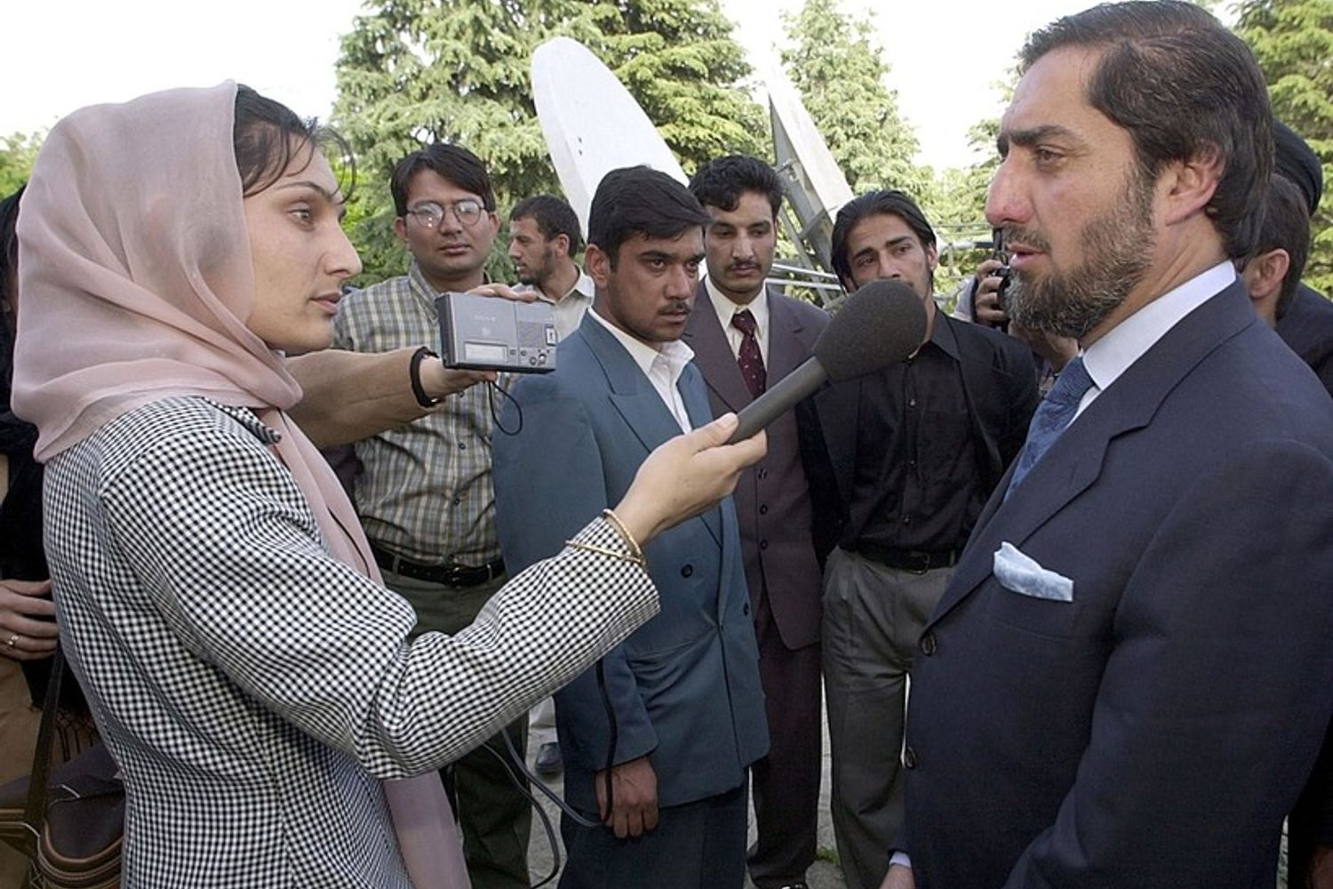 Una giornalista intervista il ministro degli Esteri afghano Abdullah Abdullah