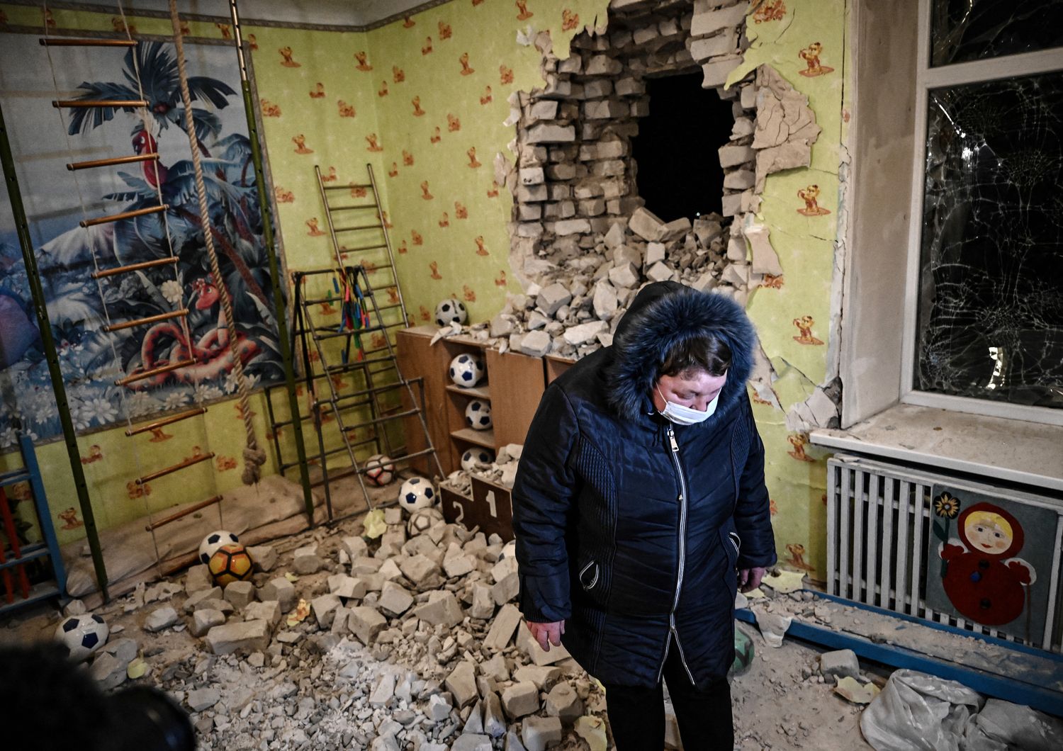 L'asilo colpito dai proietti di mortaio al confine tra Ucraina e Russia