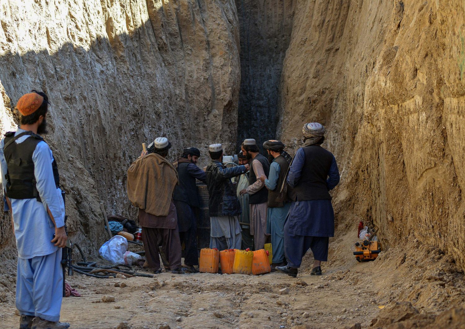 I soccorritori impegnati nel tentativo di salvare il bambino caduto in un pozzo in Afghanistan