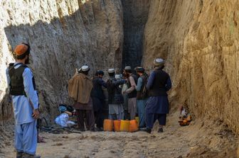 I soccorritori impegnati nel tentativo di salvare il bambino caduto in un pozzo in Afghanistan
