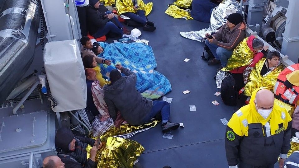 Il salvataggio dei passeggeri del traghetto italiano in fiamme al largo della Grecia