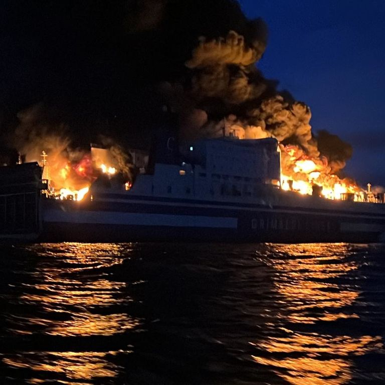 Il traghetto italiano in fiamme al largo della Grecia