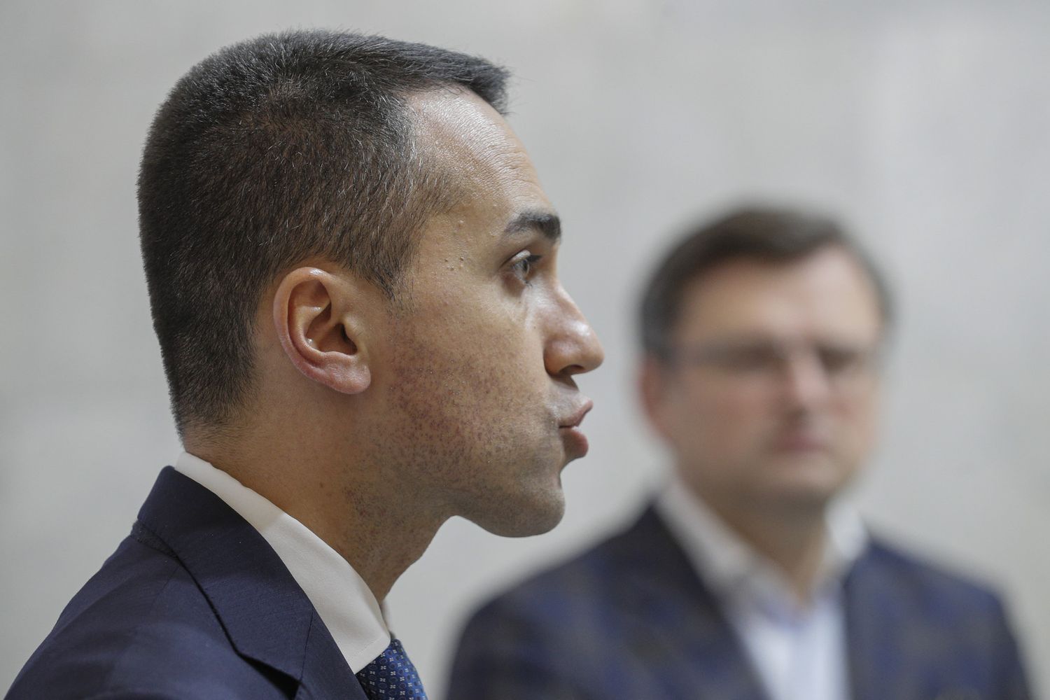 Il ministro degli Esteri Luigi Di Maio e, sullo sfondo, l'omologo ucraino Dmitro Kuleba