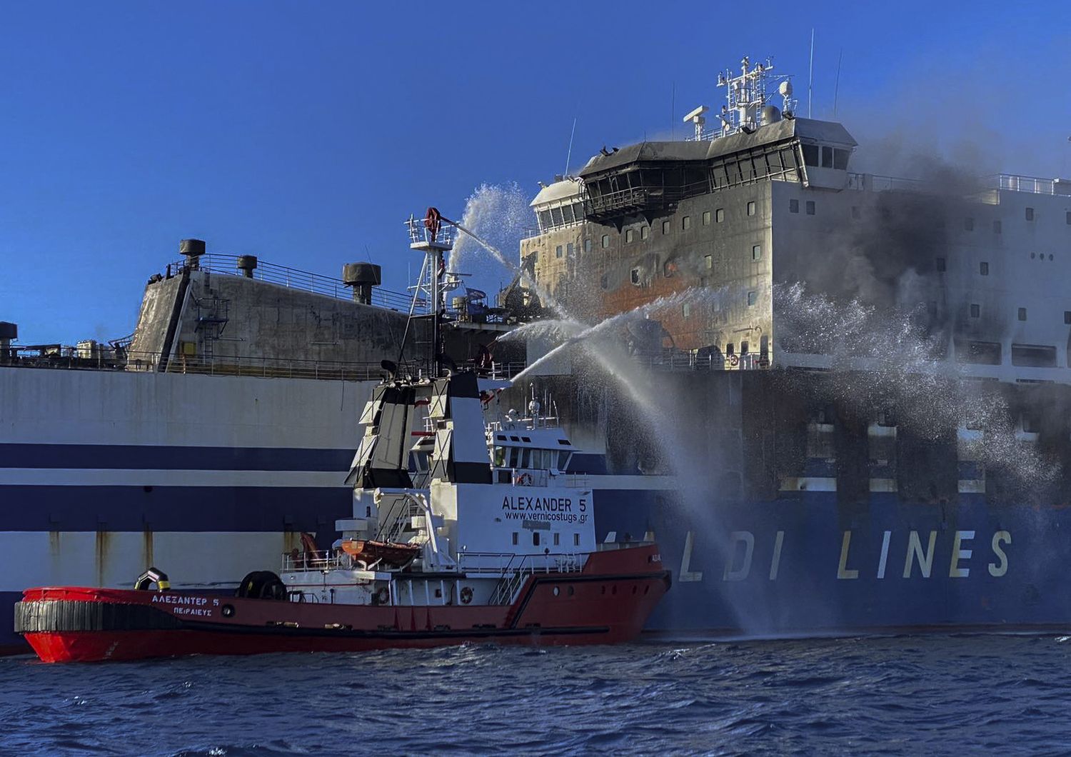 Incendio traghetto possibile sversamento