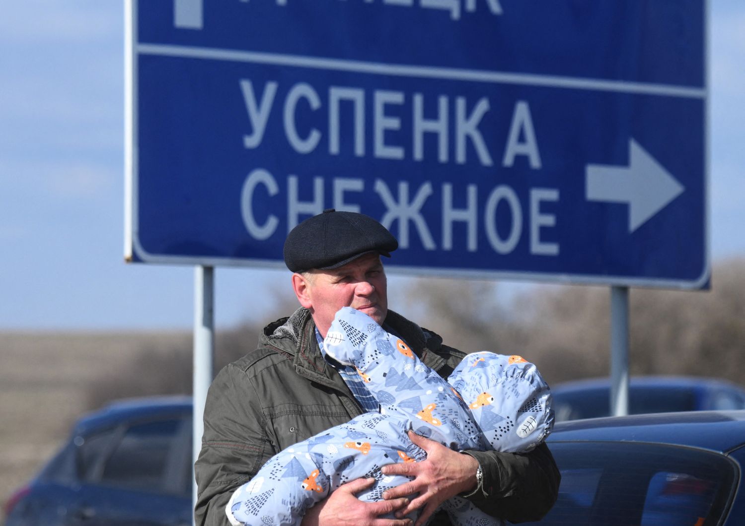 Civili al confine tra la Russia e la Repubblica popolare di Donetsk&nbsp;