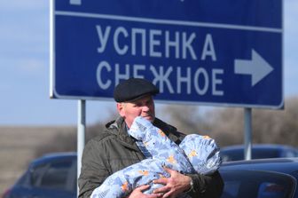 Civili al confine tra la Russia e la Repubblica popolare di Donetsk&nbsp;