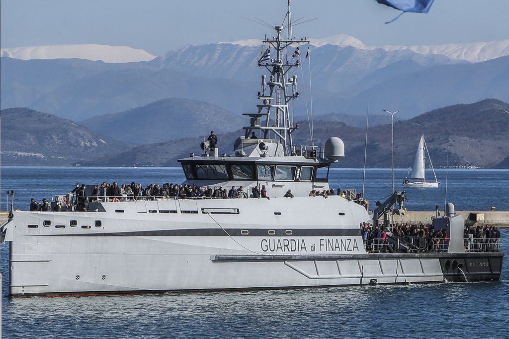 I passeggeri del traghetto della Grimaldi soccorsi dall'imbarcazione della Guardia di Finanza&nbsp;
