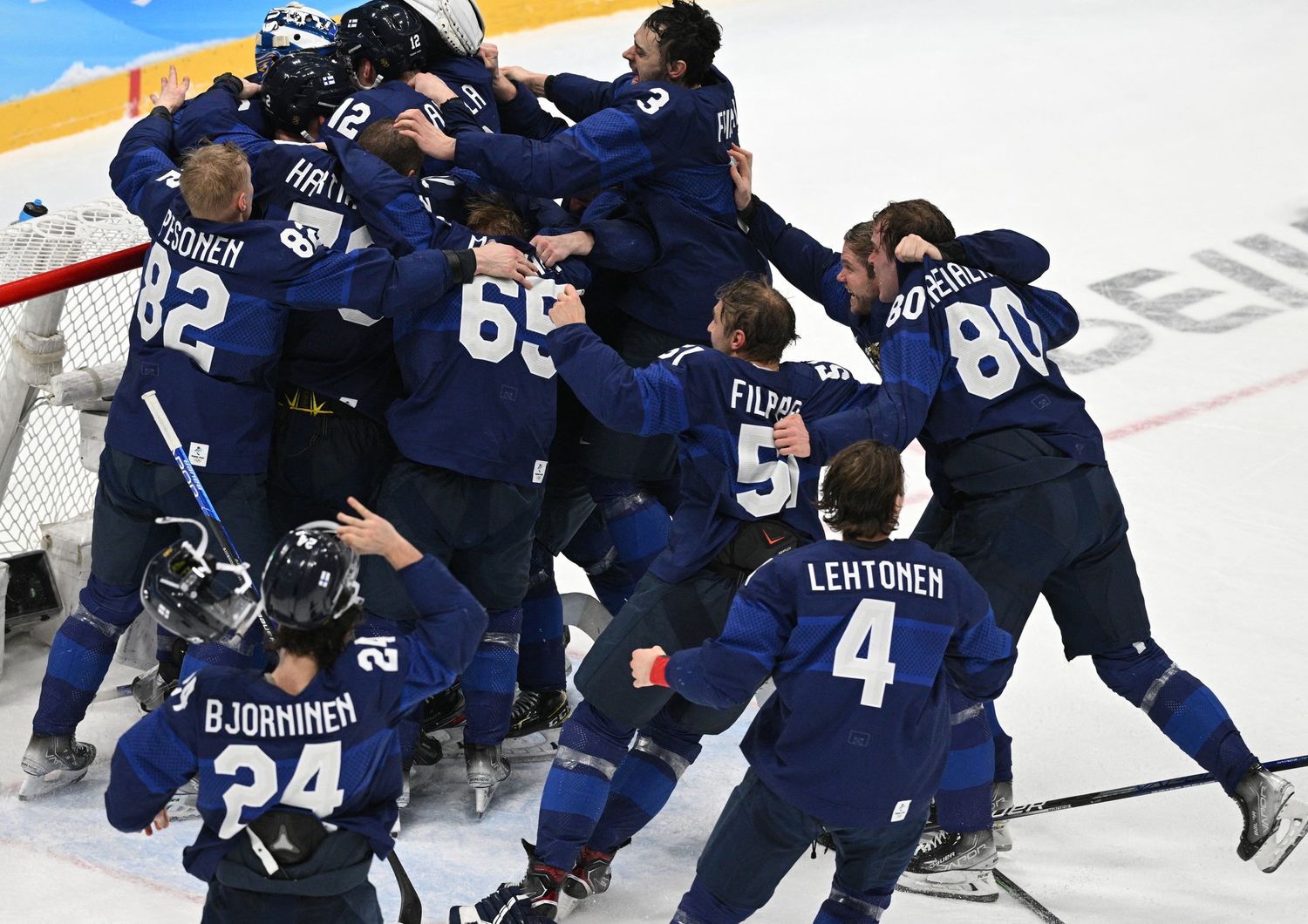 Hockey su ghiaccio, la Finlandia festeggia l'oro conquistato a Pechino 2022