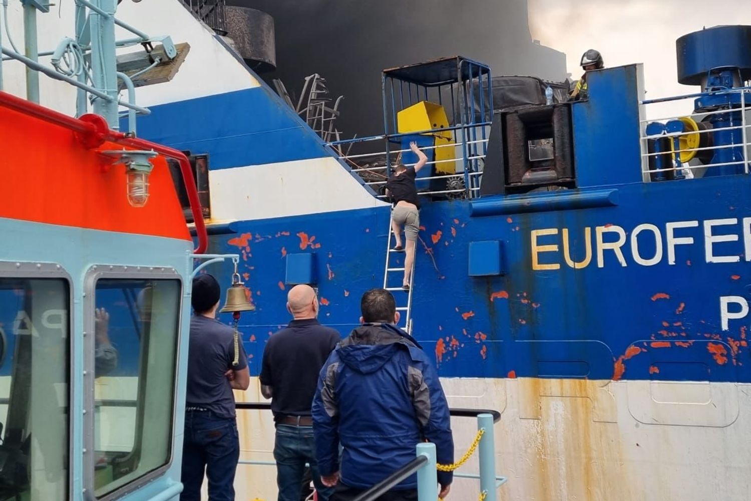 La discesa del passeggero tratto in salvo dal traghetto in fiamme al largo di Corf&ugrave;