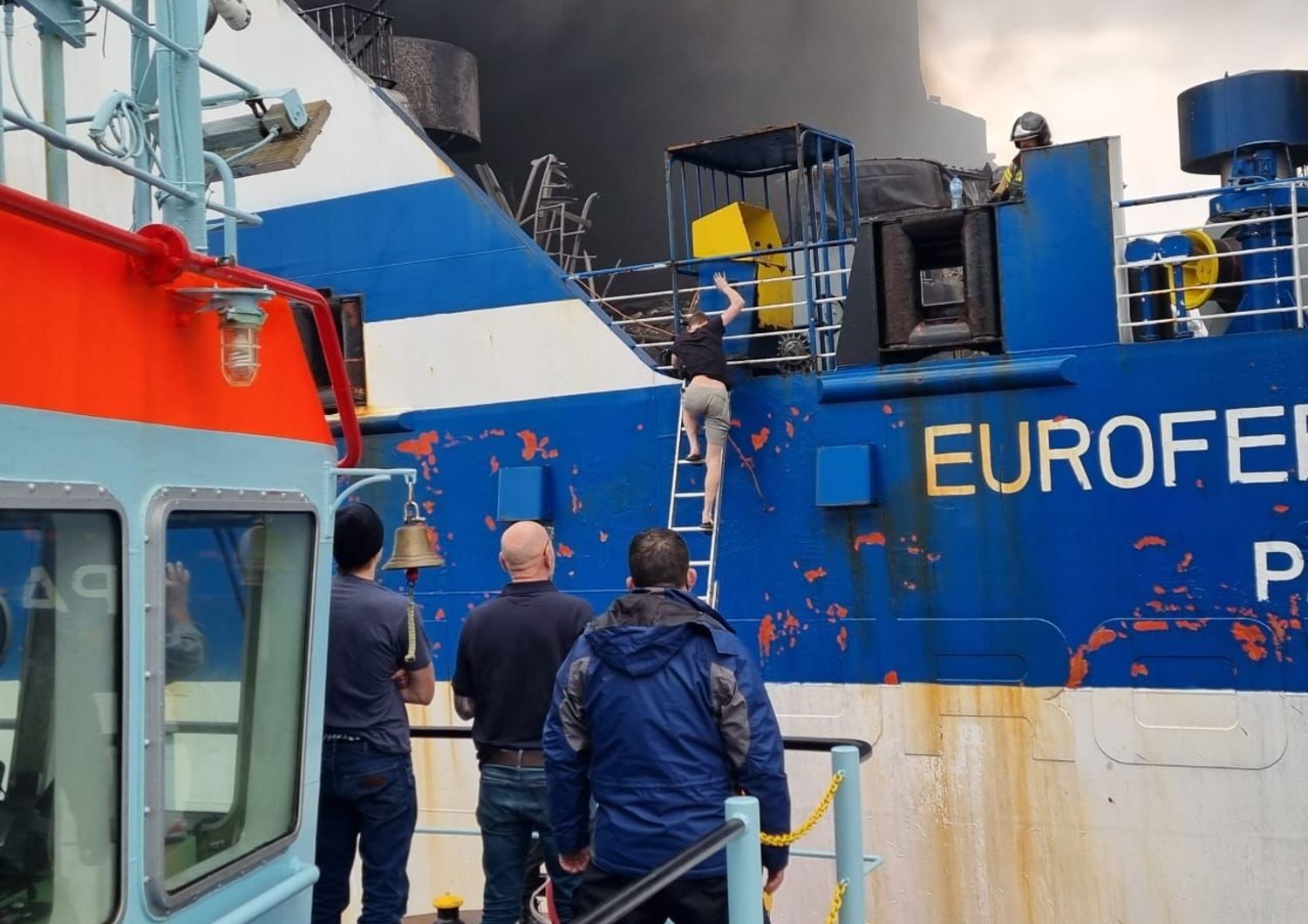 La discesa del passeggero tratto in salvo dal traghetto in fiamme al largo di Corf&ugrave;