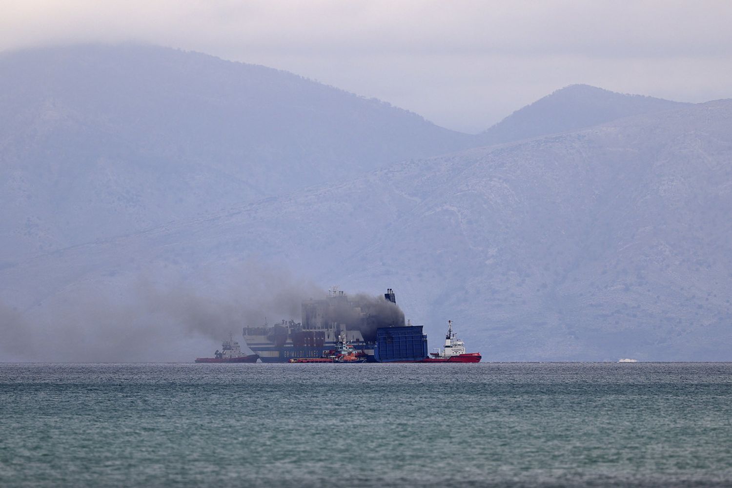 Traghetto in fiamme al largo di Corfù