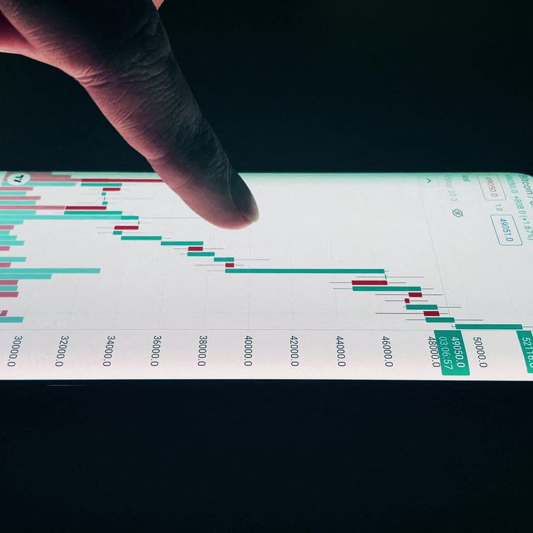 Un grafico rappresenta l'andamento di bitcoin