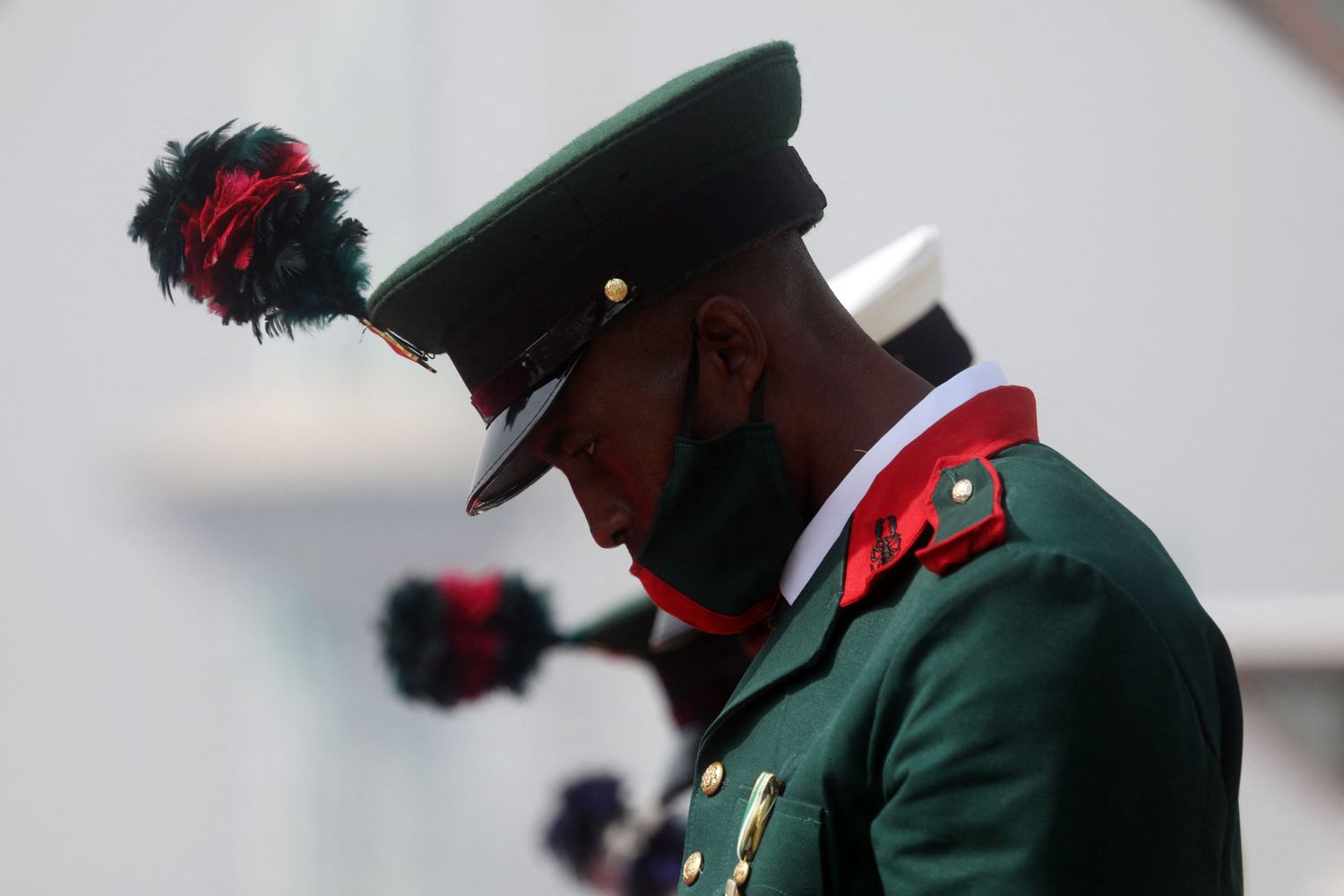 Un membro delle forze armate nigeriane