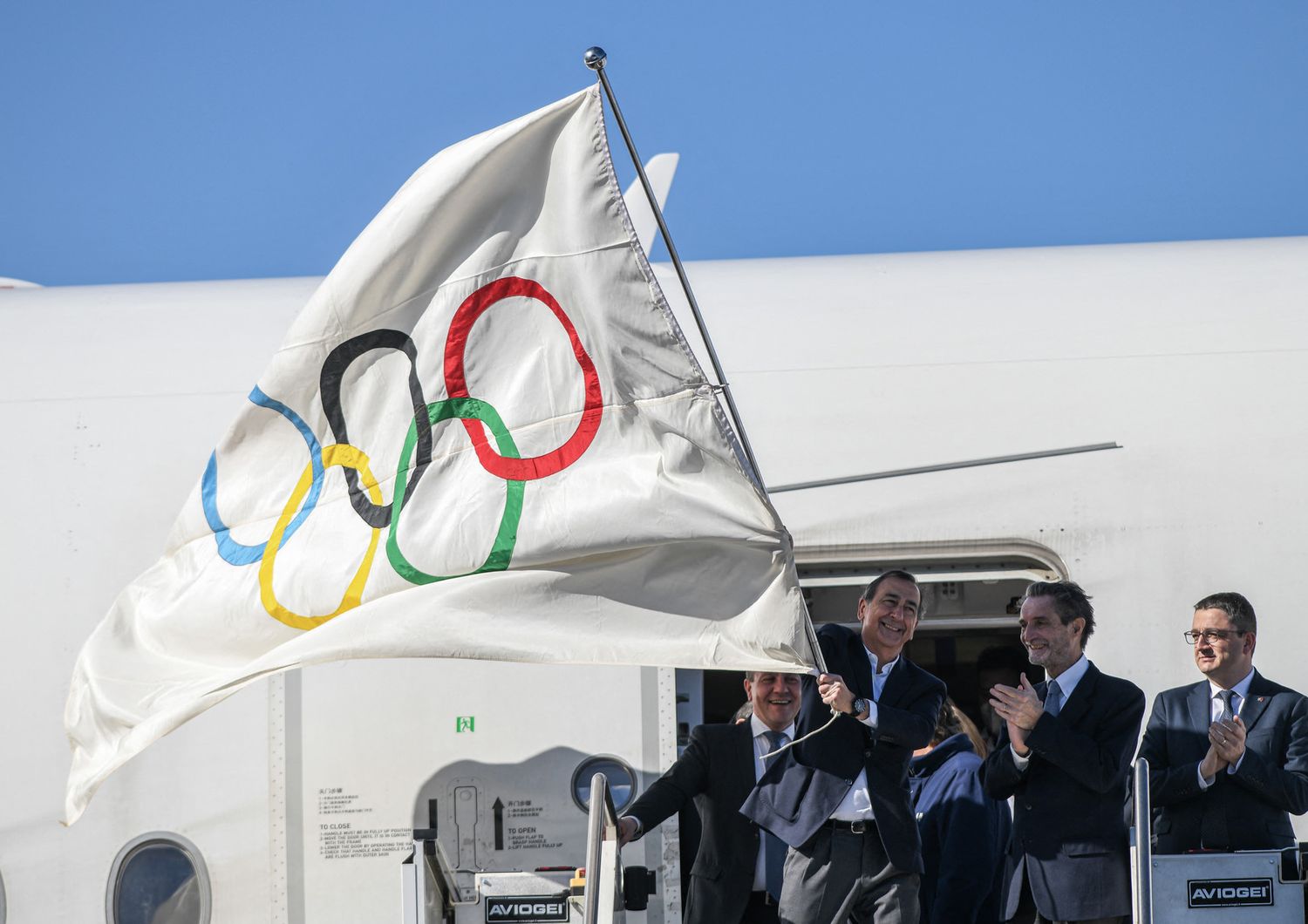 L'arrivo della bandiera olimpica in Italia