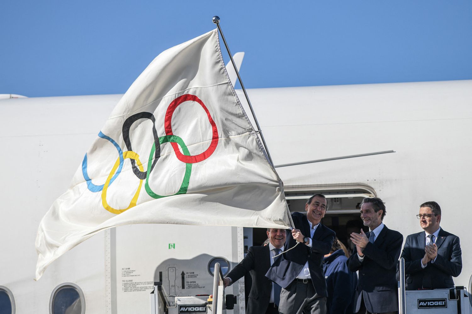 L'arrivo della bandiera olimpica in Italia
