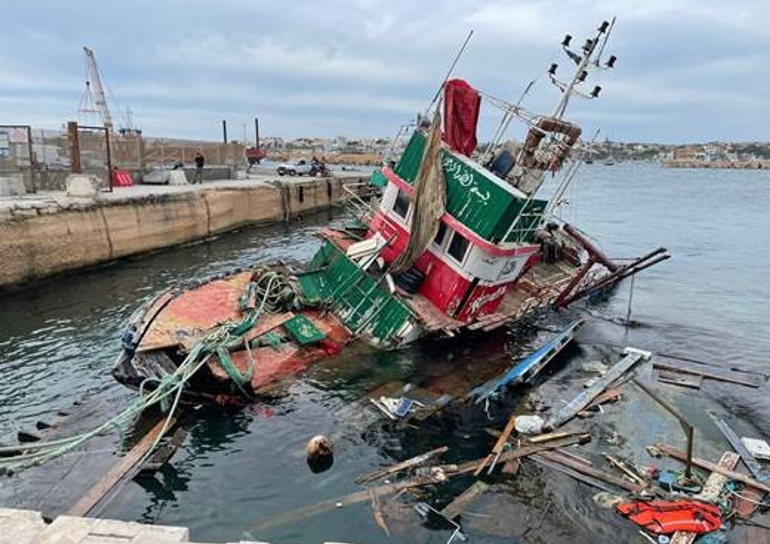 lampedusa distrugge barconi migranti