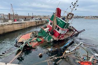lampedusa distrugge barconi migranti