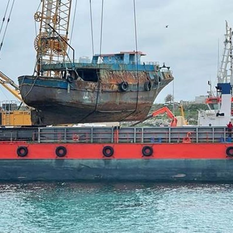 immagini foto barconi distrutti lampedusa