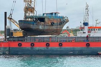 immagini foto barconi distrutti lampedusa