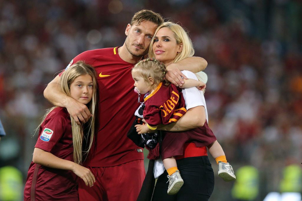 Francesco Totti e Ilary Blasi con due dei tre figli