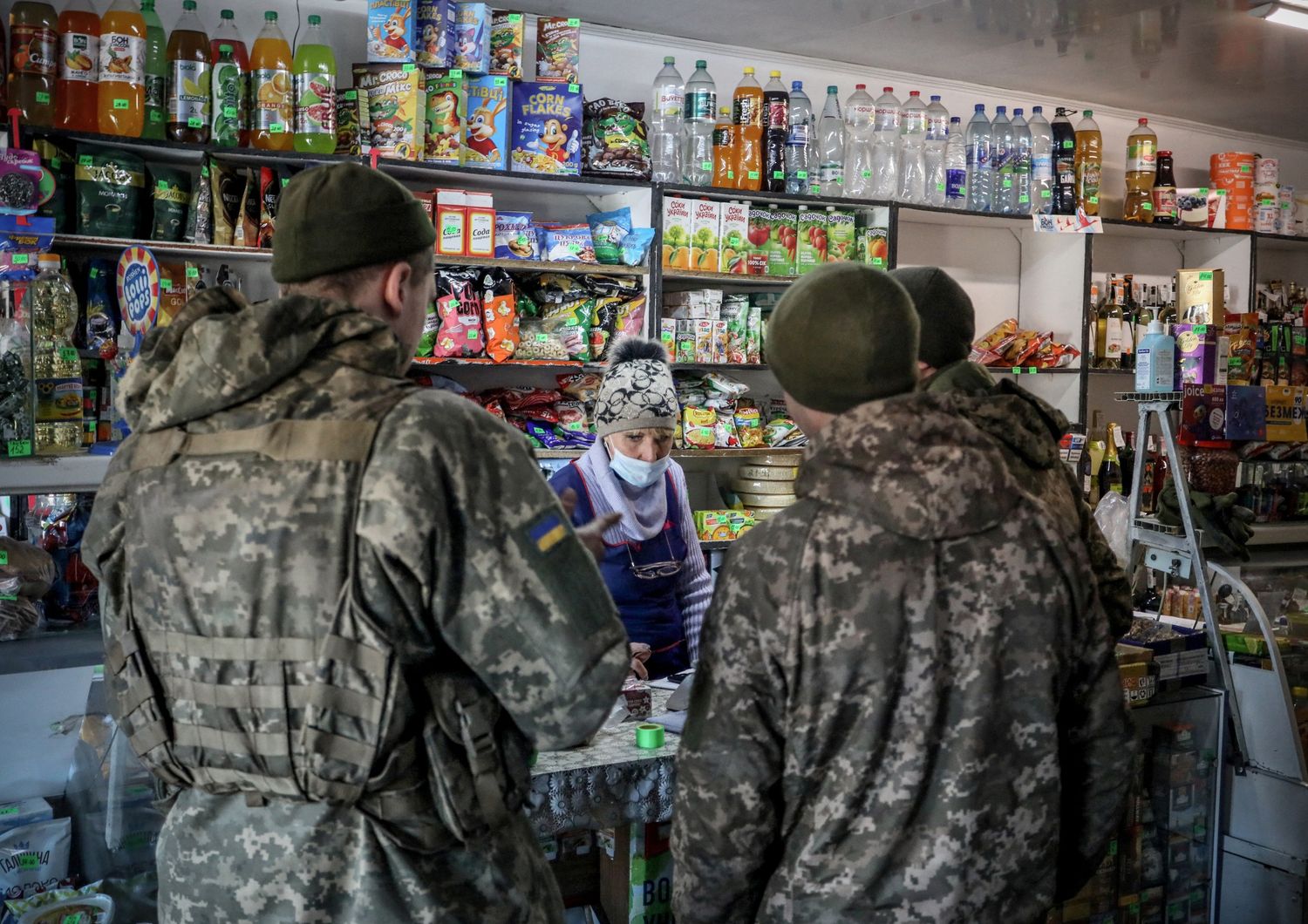 Soldati ucraini in un negozio della regione di Donetsk