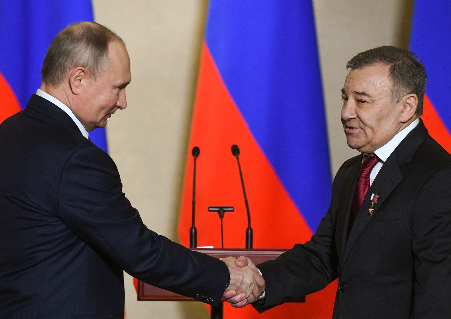 Ilpresidente della Rusia Vladimr Putin premia Arkady Rotenberg&nbsp;