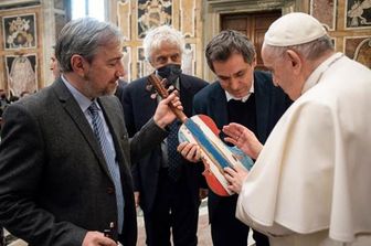 Papa Francesco benedice il &quot;Violino del mare&quot;