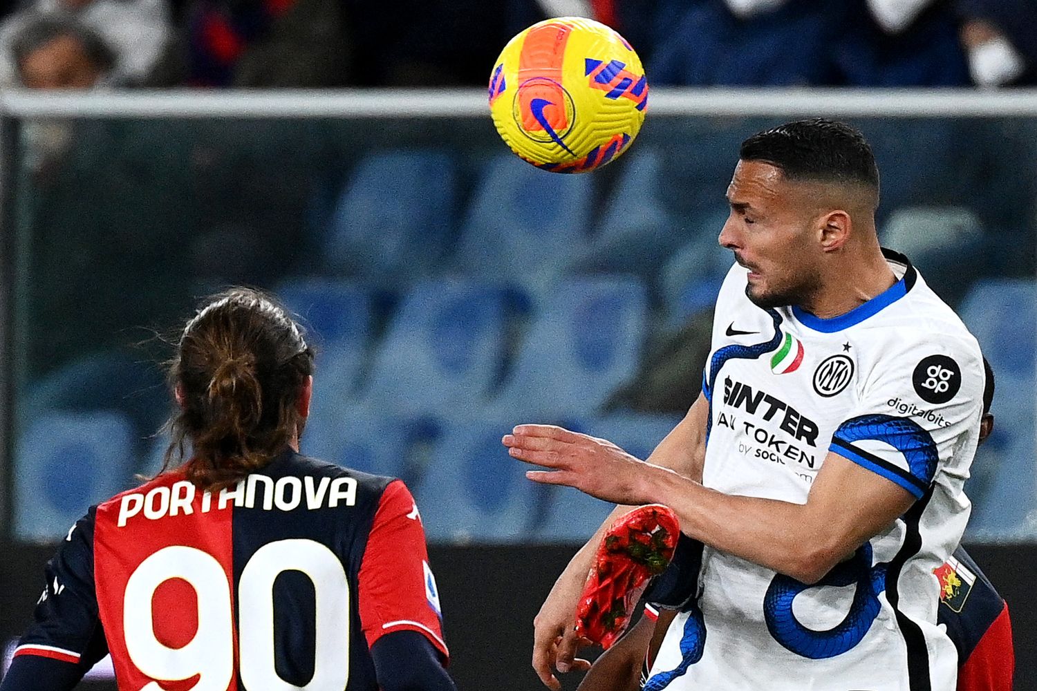 L'interista Danilo D'Ambrosio e il giocatore del Genoa Manolo Portanova&nbsp;
