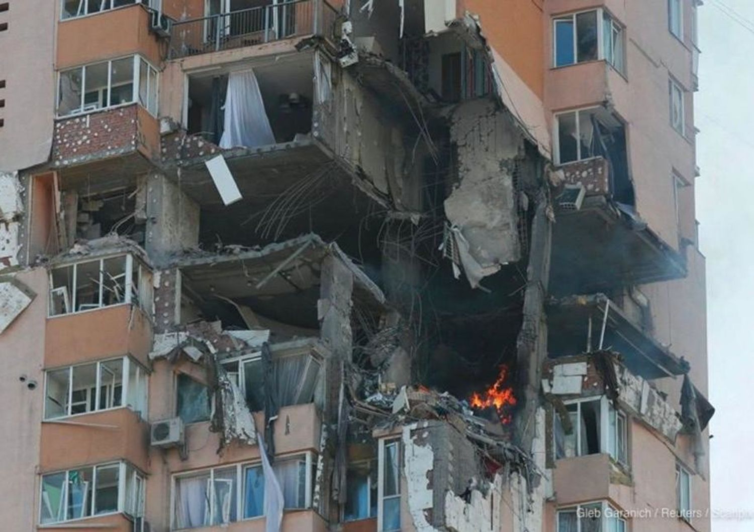 Kiev, case distrutte dai bombardamenti russi