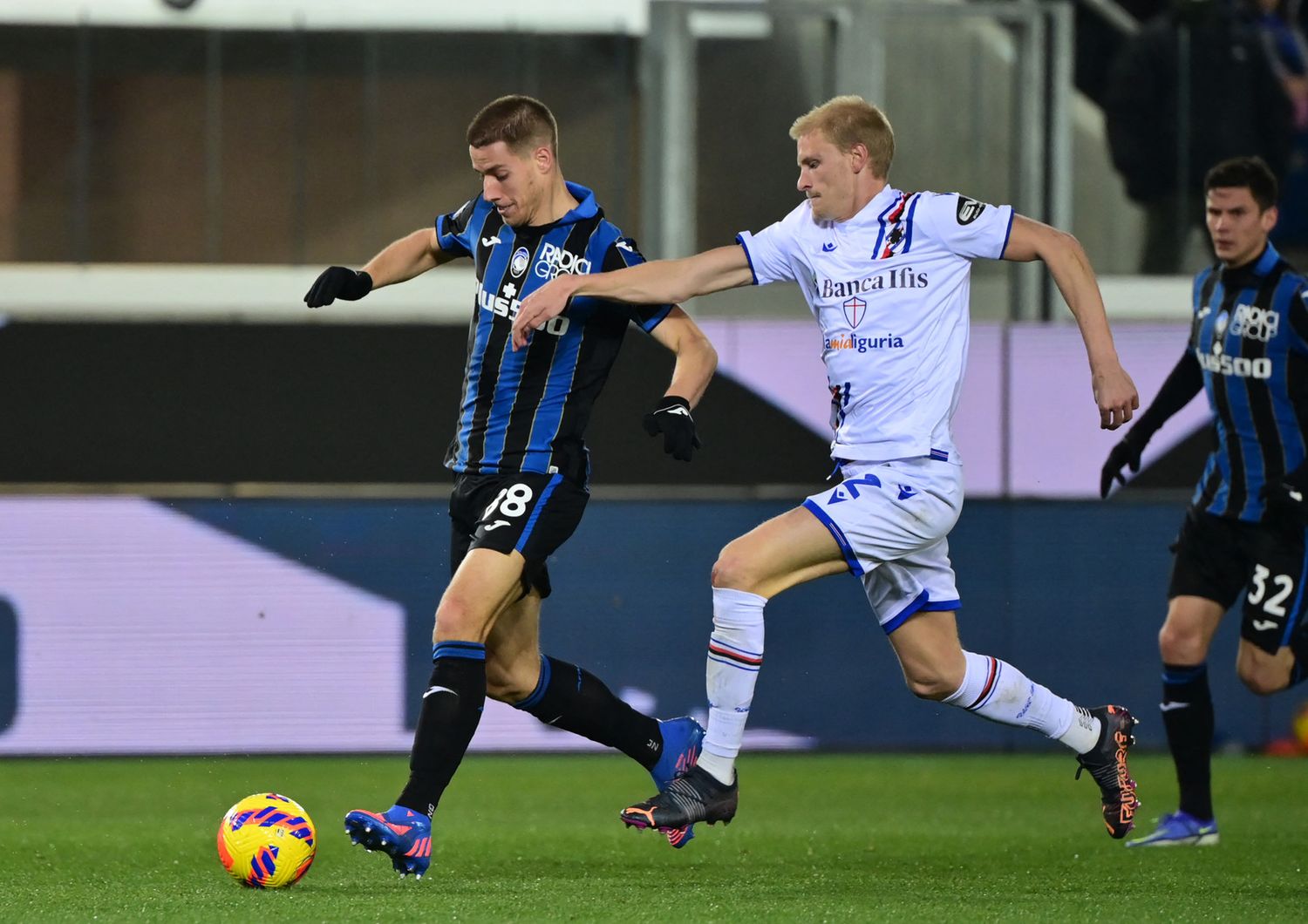 Il centrocampista dell'Atalanta Mario Pasalic e il centrocampista della Sampdiria Morten Thorsby&nbsp;