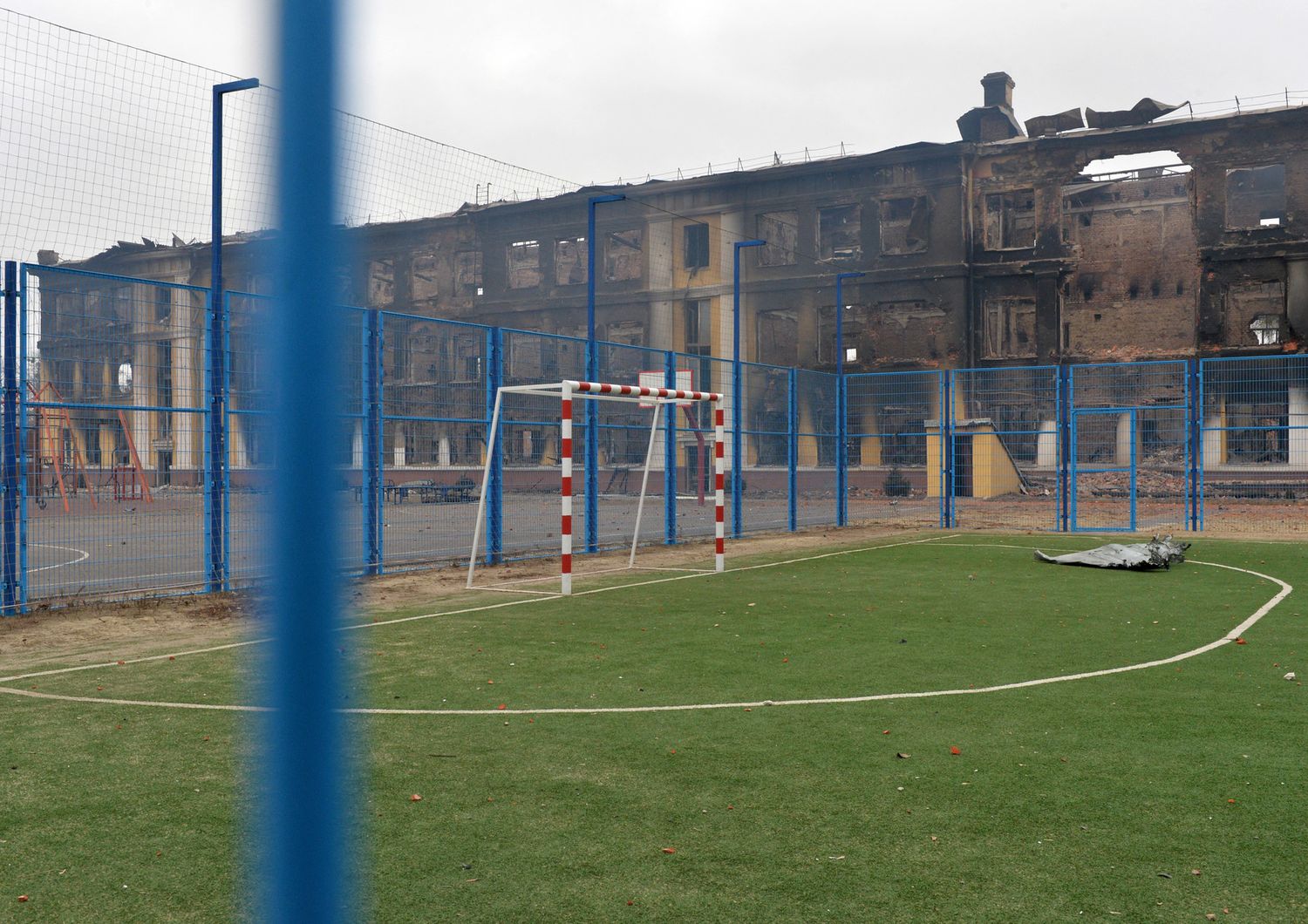Il campo sportivo della scuola bombardata a Kharkiv