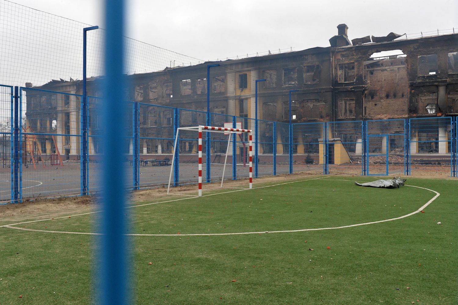 Il campo sportivo della scuola bombardata a Kharkiv