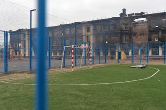 Il campo sportivo della scuola bombardata a Kharkiv