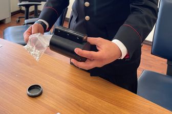 Bussolotto con magnete per lo spaccio di cocaina sequestrato a Cagliari