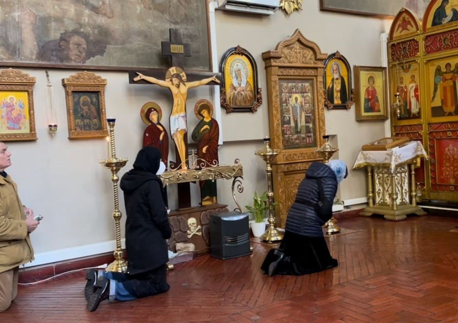 Un momento di preghiera nella Chiesa ortodossa di San Vito in Pasquirolo a Milano