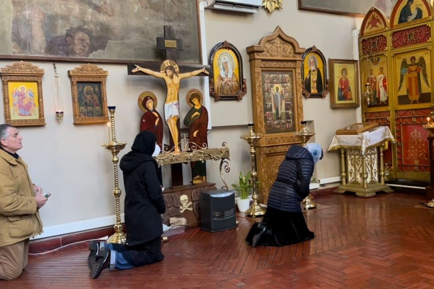 Un momento di preghiera nella Chiesa ortodossa di San Vito in Pasquirolo a Milano