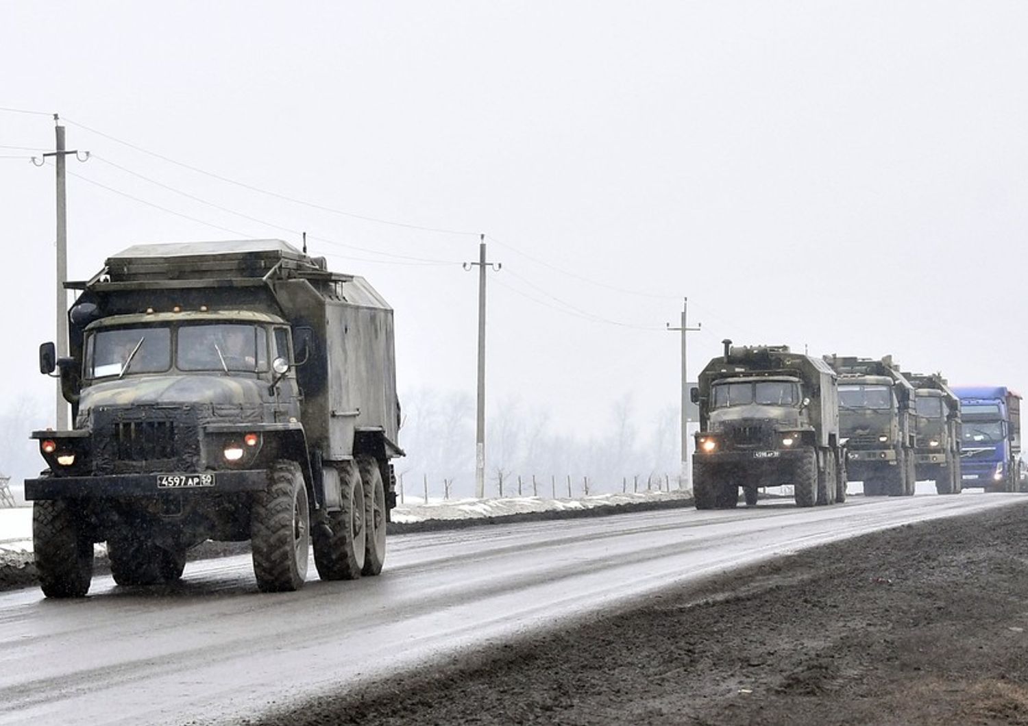 Colonne di mezzi russi in territorio ucraino