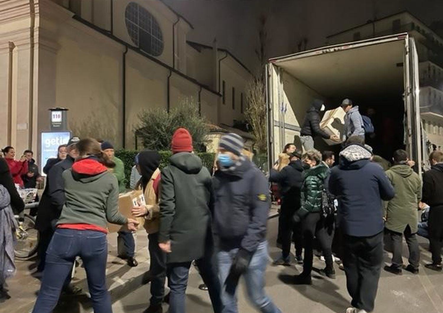 la catena umana a Milano