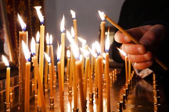 Candele votive in una chiesa