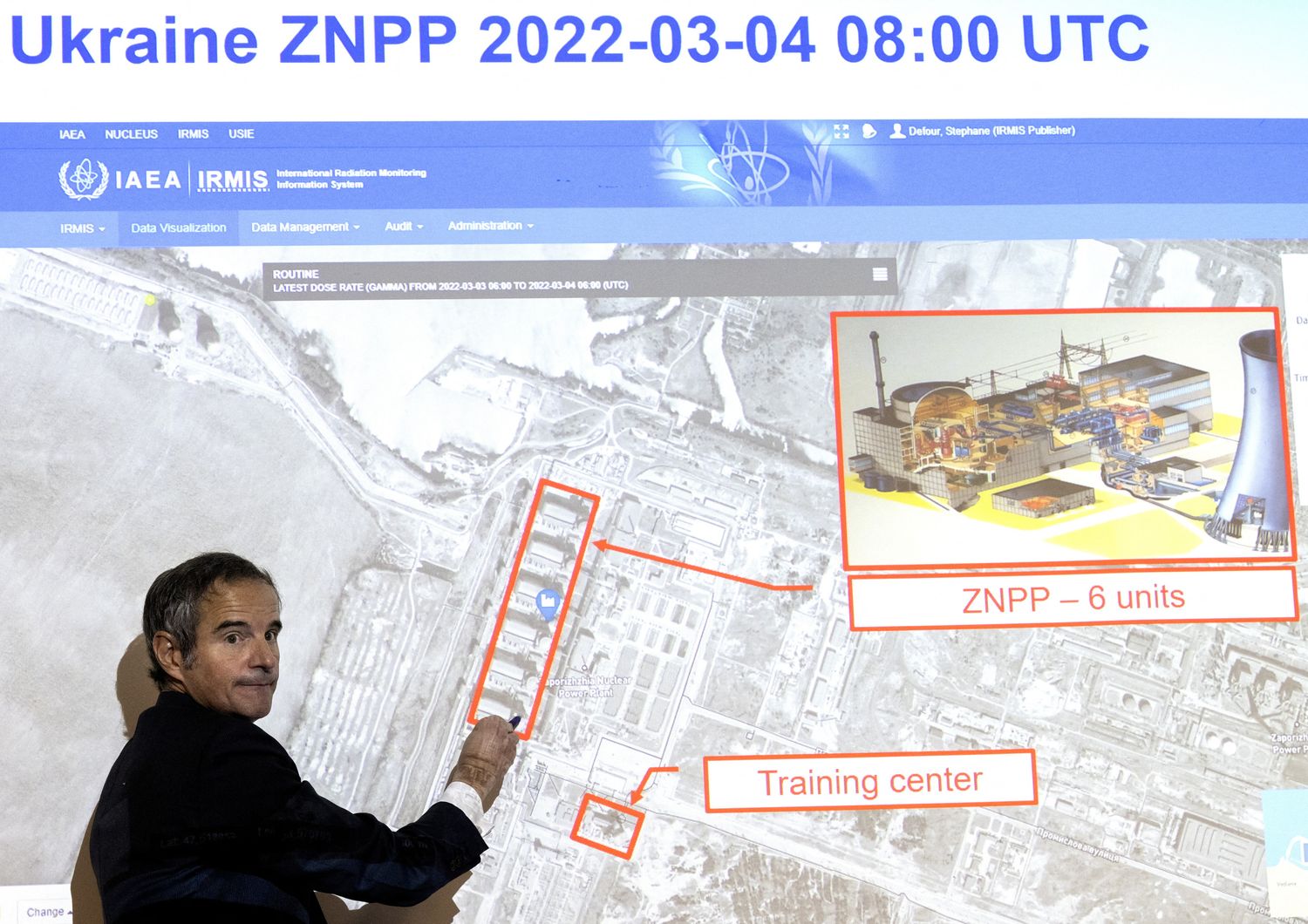 Il direttore dell'Aiea Rafael Grossi mostra su una mappa centrale nucleare occupata dai russi in Ucraina
