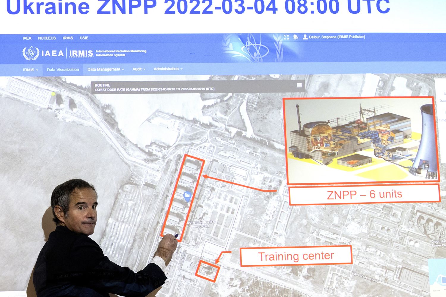 Il direttore dell'Aiea Rafael Grossi mostra su una mappa centrale nucleare occupata dai russi in Ucraina