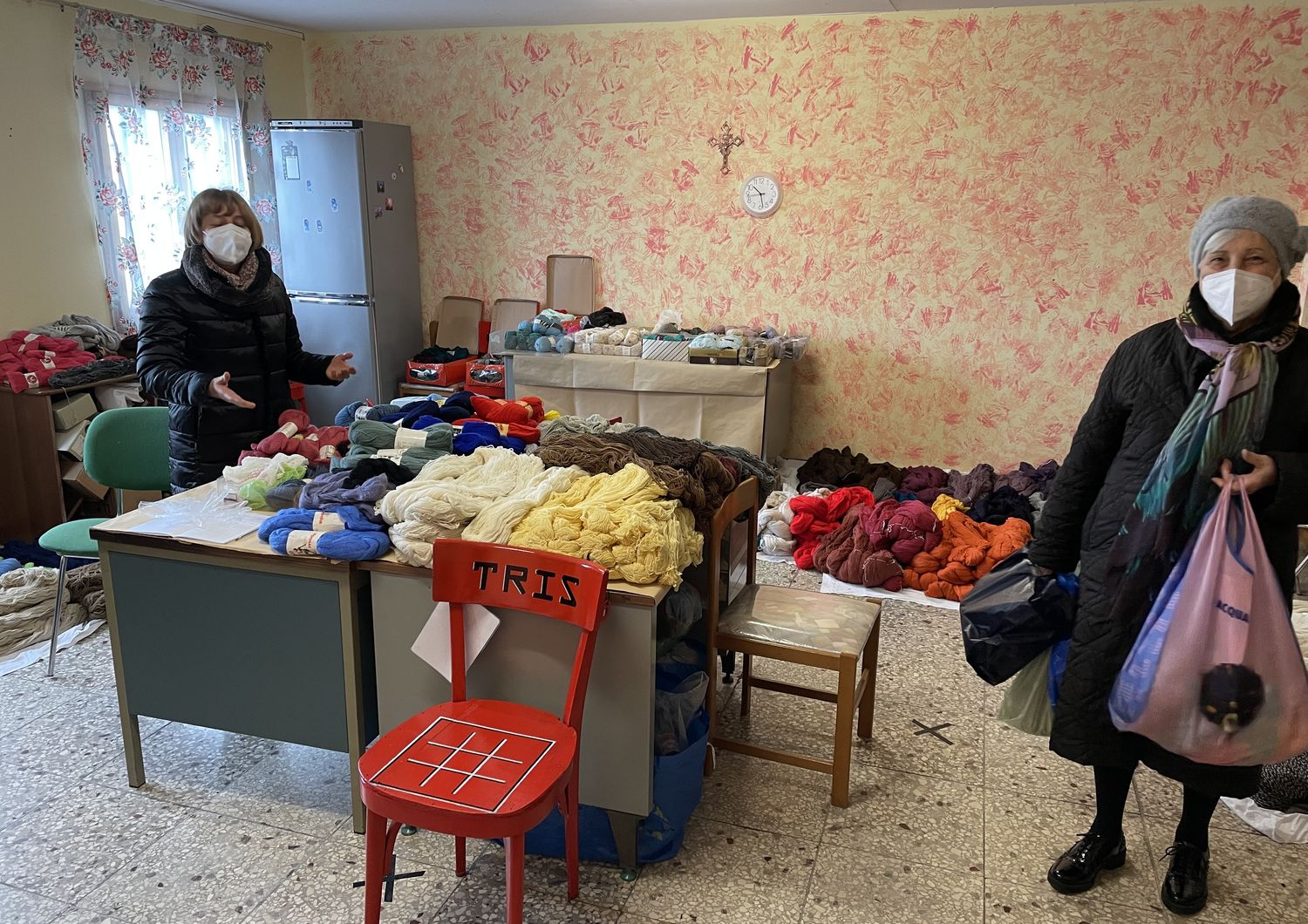 La distribuzione della lana per confezionare sciarpe e coperte per i profughi ucraini
