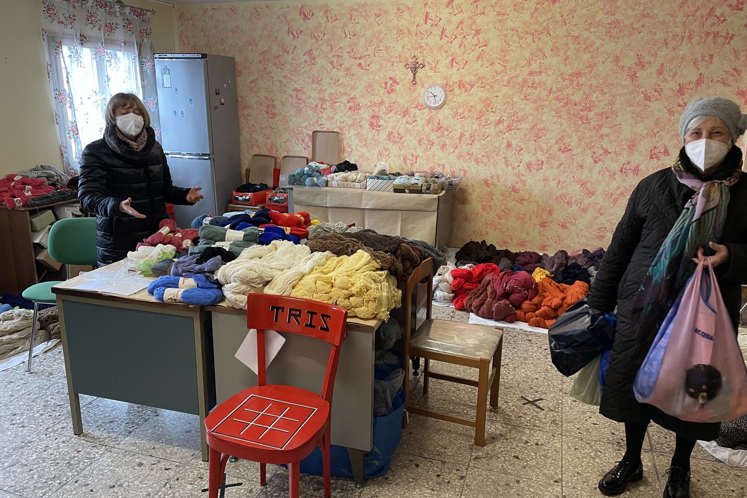 La distribuzione della lana per confezionare sciarpe e coperte per i profughi ucraini