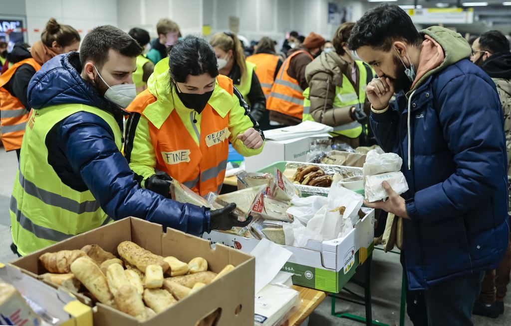 Viveri per i profughi ucraini in arrivo alla stazione di Berlino