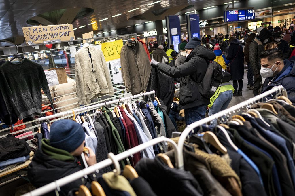 Stand con gli abiti per i profughi ucraini in arrivo a Berlino