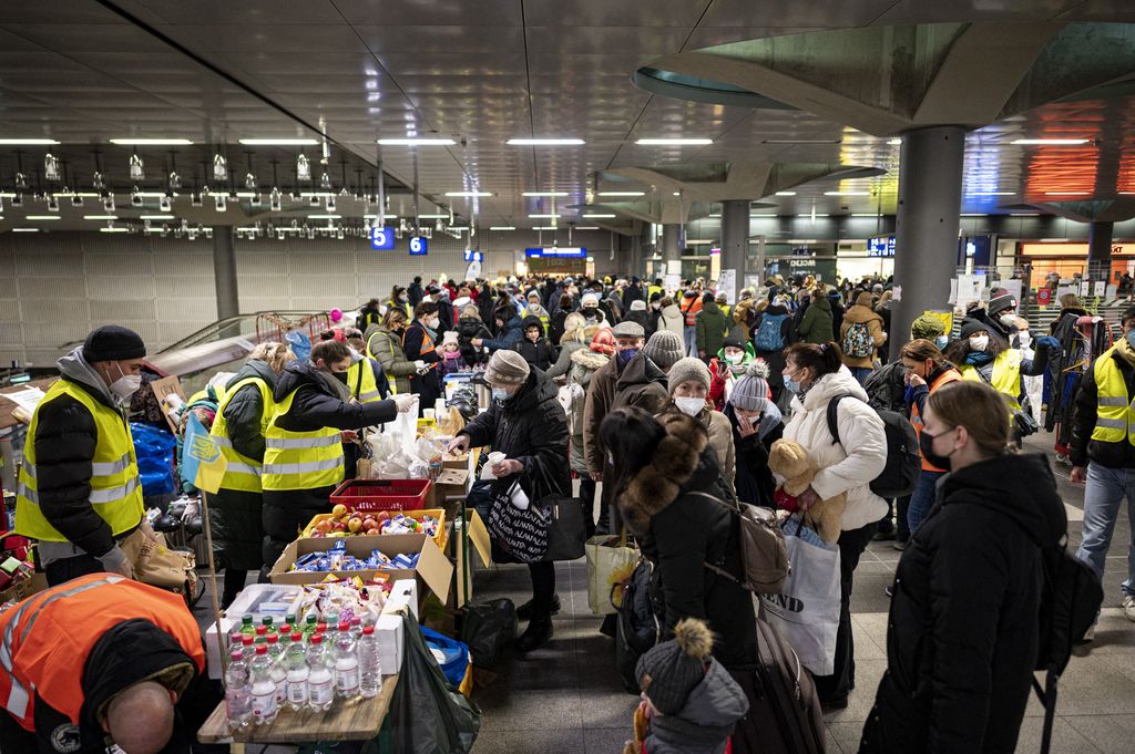 Profughi ucraini in arrivo alla stazione di Berlino